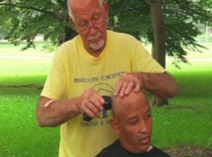 un-frizer-pensionat-tunde-oamenii-strazii-fara-bani-vezi-ce-le-cere-la-schimb-208270