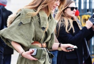 2-femei-stil-militar