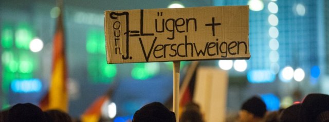 Anhänger der islamkritischen Bewegung Bärgida (Berliner Patrioten gegen Islamisierung des Abendlandes) demonstrieren am 19.01.2015 in Berlin mit einem Schild "Journ=Lügen+Verschweigen". Eine Terrordrohung von Islamisten gegen die Pegida-Bewegung (Patriotische Europäer gegen die Islamisierung des Abendlandes) hat zu einem Verbot für alle Versammlungen unter freiem Himmel in Dresden durch die Polizei für diesen Montag geführt. Foto: Paul Zinken/dpa +++(c) dpa - Bildfunk+++