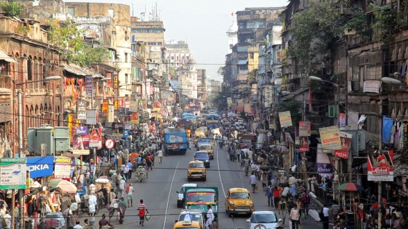 india-view-of-city-taxis-local-buses-in-central-kolkata-formerly-calcutta-west