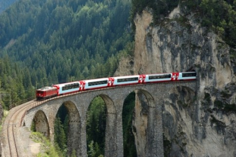 s560x316_Glacier_Express1