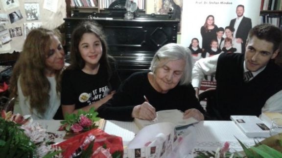 Ileana Vulpescu, semnând autografe la C.B. din C-ța - Foto Sînziana Ionescu