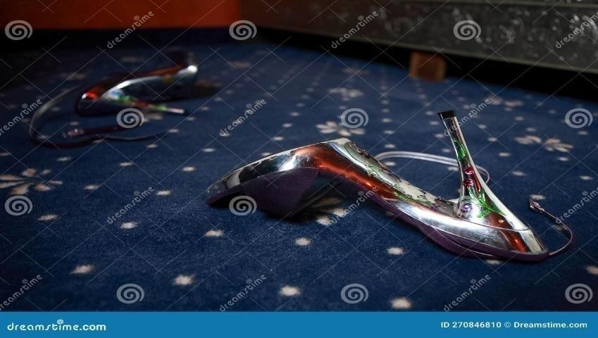 C:\Users\personal\Downloads\des-chaussures-à-talons-pour-femmes-sont-éparpillées-sur-le-sol-dans-une-salle-de-maisons-closes-photo-hq-270846810.jpg